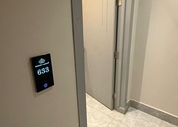 شقة بصالة مريحة وغرفة نوم 