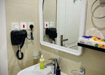 شقة بغرفة معيشة وغرفة نوم 