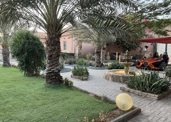 شاليه بمسبح خارجي ومسطحات خضراء
