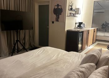 استديو بسرير ماستر وجلسه جانبيه