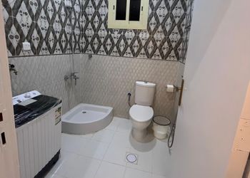 شقة بصالة وثلاث غرف نوم 
