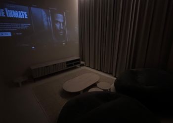 صالة، غرفة نوم، وسينما خاصة
