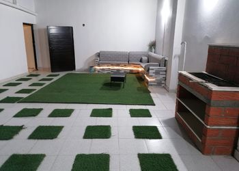 شاليه بصالة جلوس مطلة على المسبح