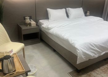 استديو بأثاث مريح وبسيط 