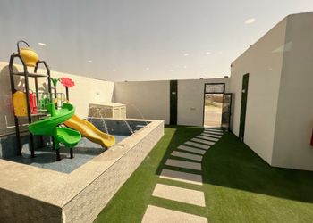 شاليه بمسبح داخلي ومجلس