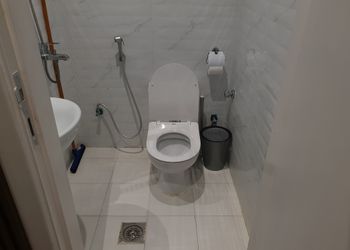 استديو بأثاث مريح وبسيط 