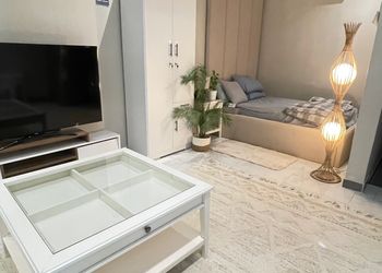 استديو بسرير مريح وأثاث بسيط
