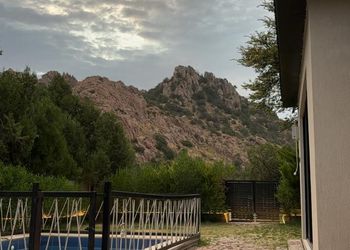 شاليه بمسطح اخضر ومسبح 