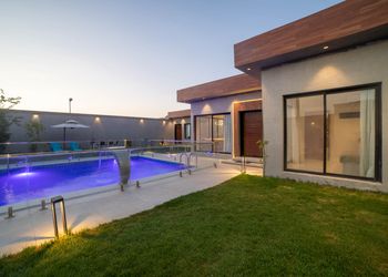 شاليه بمسطح اخضر ومسبح 