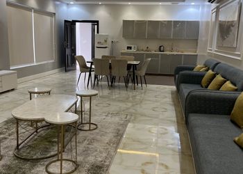 شاليه بمسطح اخضر وجلسة خارجية 