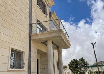 شقة بغرفة جلوس وغرفتين نوم 