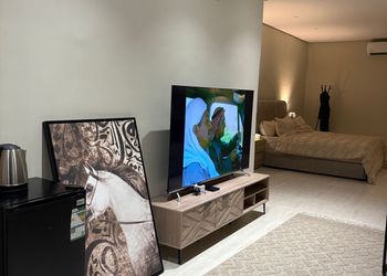استديو بأثاث مريح وبسيط