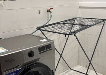 شقة بغرفة معيشة وغرفة نوم 
