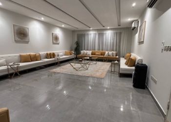 شاليه بجلسة خارجية وألعاب أطفال 