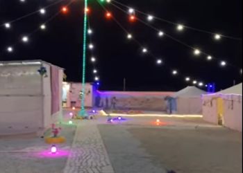مخيم  بجلسة خارجية وبيت شعر 