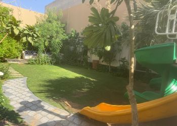شاليه بمسبح خارجي ومجالس واسعة