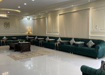 شاليه بجلسة تطل على مسبح خارجي 