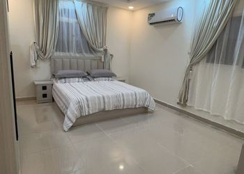 شقة بغرفتين نوم وصالة