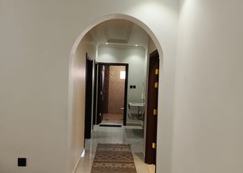 شقة بصالة وثلاث غرف نوم 