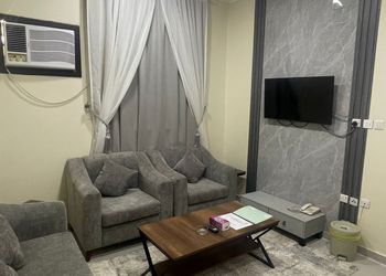 شقة بغرفة معيشة وغرفة نوم 