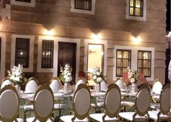مزرعه بجلسات خارجيه بين الاشجار