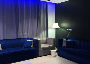 استراحة بجلسة خارجية ومسطح اخضر