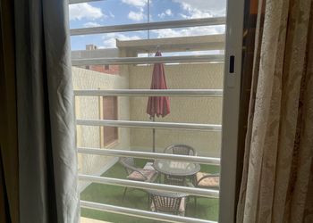 استديو بسرير ماستر وأثاث مريح 