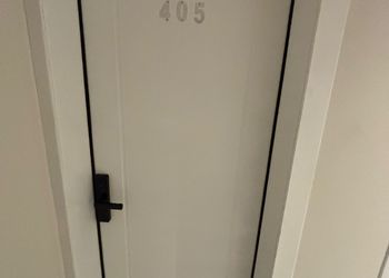 شقة بغرفة معيشة وغرفة نوم 