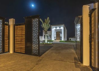 شاليه بإطلالة بحرية ومسبح 