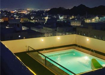 شاليه بمسطح اخضر ومسبح 
