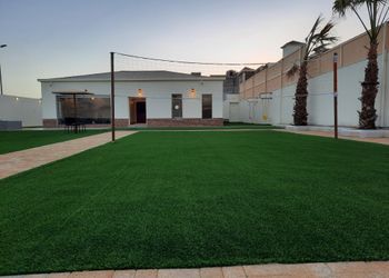شاليه بمسطح اخضر وجلسة خارجية 