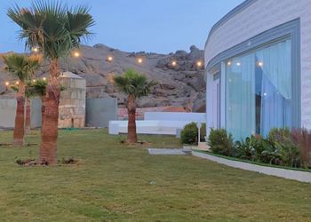 منتجع أنيق بمسطحات خضراء