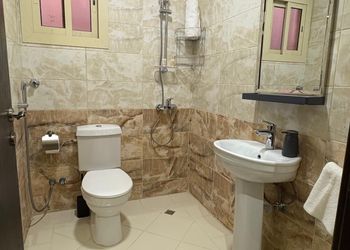 شقة بصالة مريحة وغرفتين نوم 