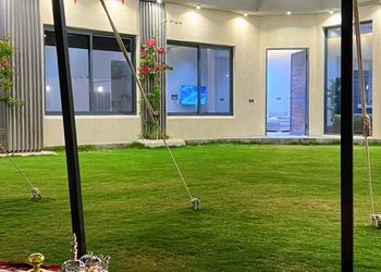 شاليه بمسطح اخضر و خيمة خارجية 