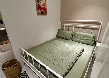 استديو بأثاث مريح وبسيط 
