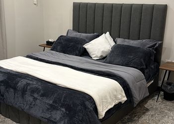 استديو بسرير ماستر وأثاث مريح 