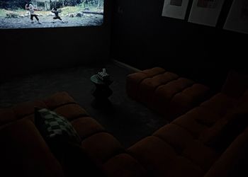شقة بصالة واسعة وسينما منزلية