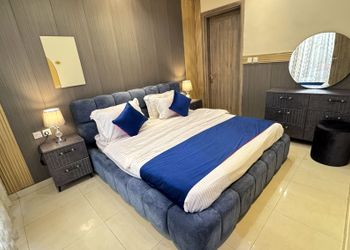 شاليه بمسطح اخضر وجلسة خارجية 