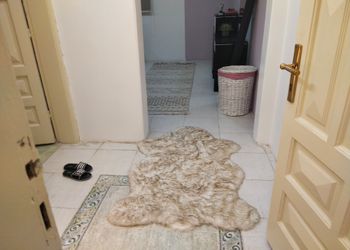 شقة بصالة وثلاث غرف نوم