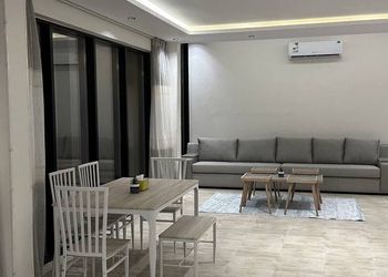 شاليه بصالة مطلة على العاب مائية