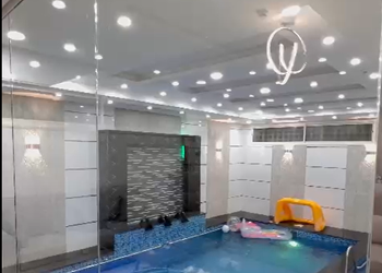 شاليه بمسبح داخلي وصالة جلوس 