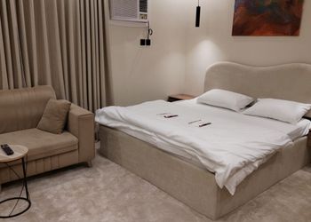 استديو بأثاث مريح وبسيط 