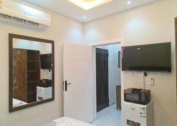 استديو بأثاث مريح وبسيط 