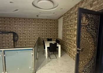 شاليه بصالة مطلة على المسبح 