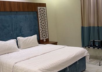 شقة بغرفة معيشة وغرفتين نوم 