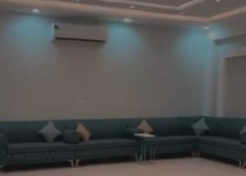 شاليه بمسطح اخضر ومسبح 