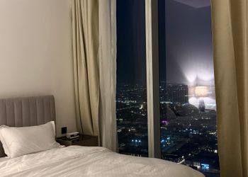 شقة بغرفتين وصالة مطلة ببرج