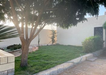استراحة بالعاب ومسطحات خضراء 