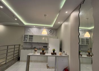 شاليه بمسطح اخضر وجلسة خارجية