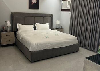 استديو بسرير مريح وأثاث بسيط